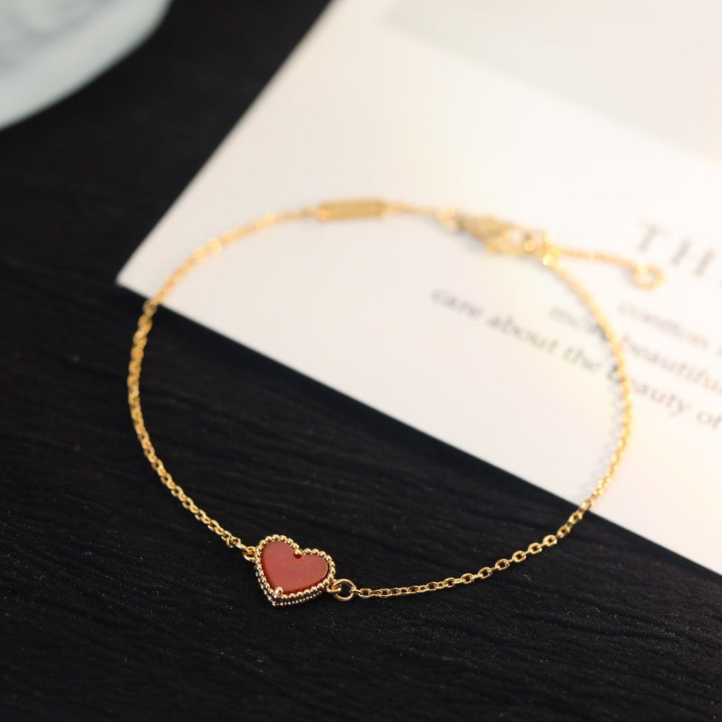Traumhaftes Armband mit herzförmiger Karneol-Einzelblüte