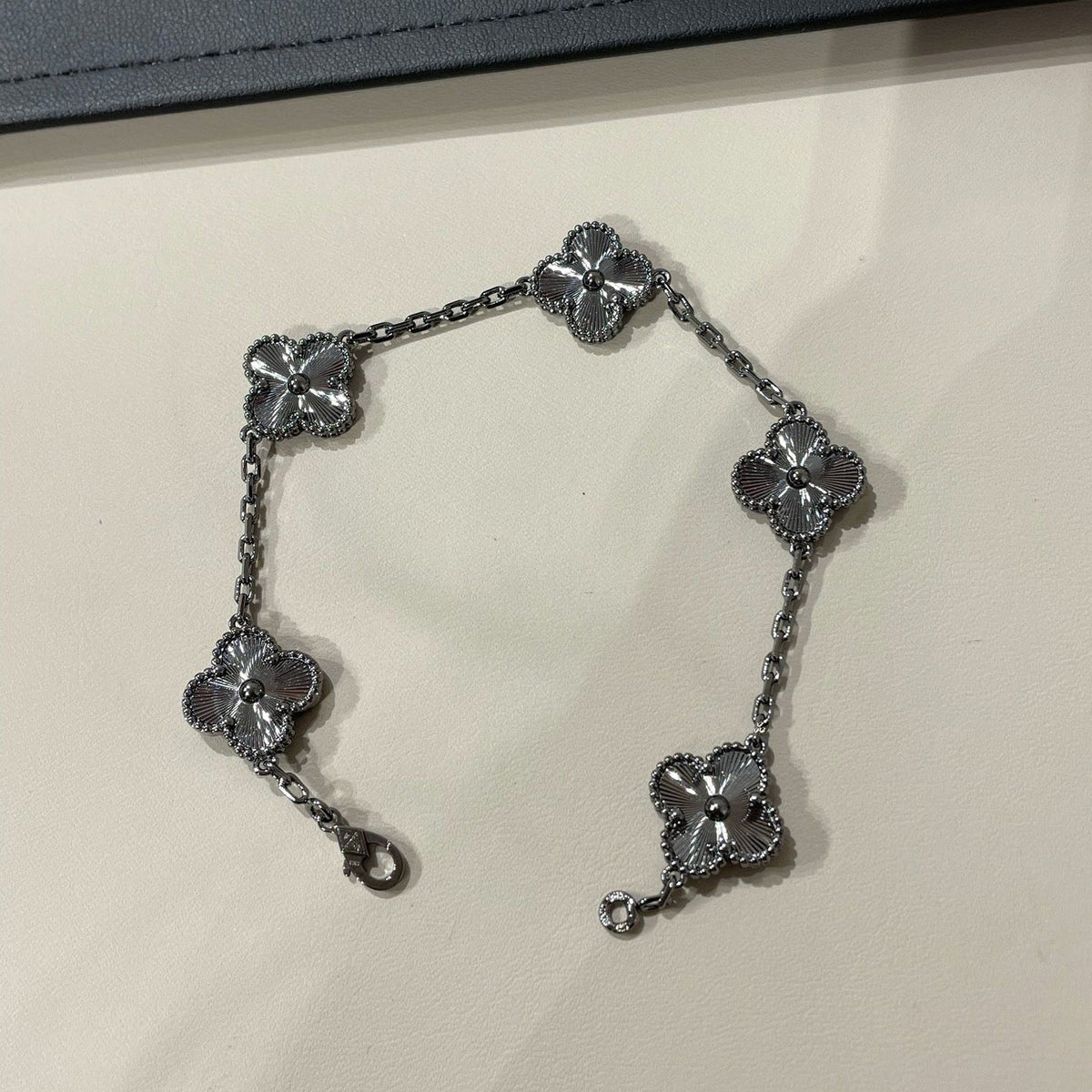 [Dream ]New CLOVER 5 MOTIF BLACK BRACELET