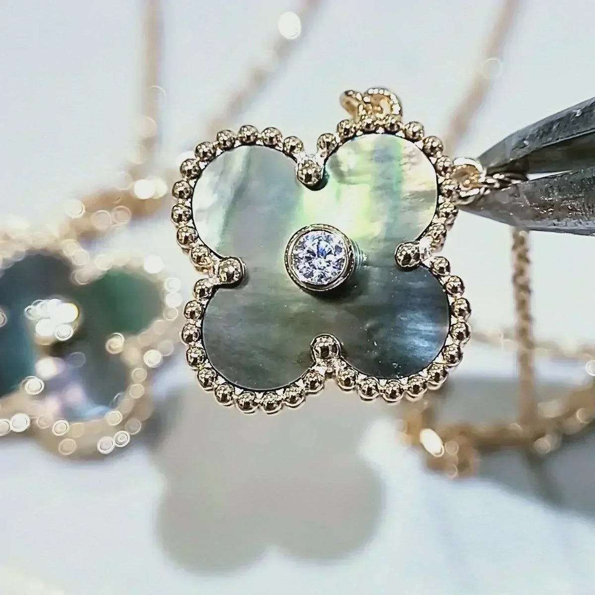 Dream CLOVER 15MM DIAMOND UND GRAUE PERLMUTTKETTE