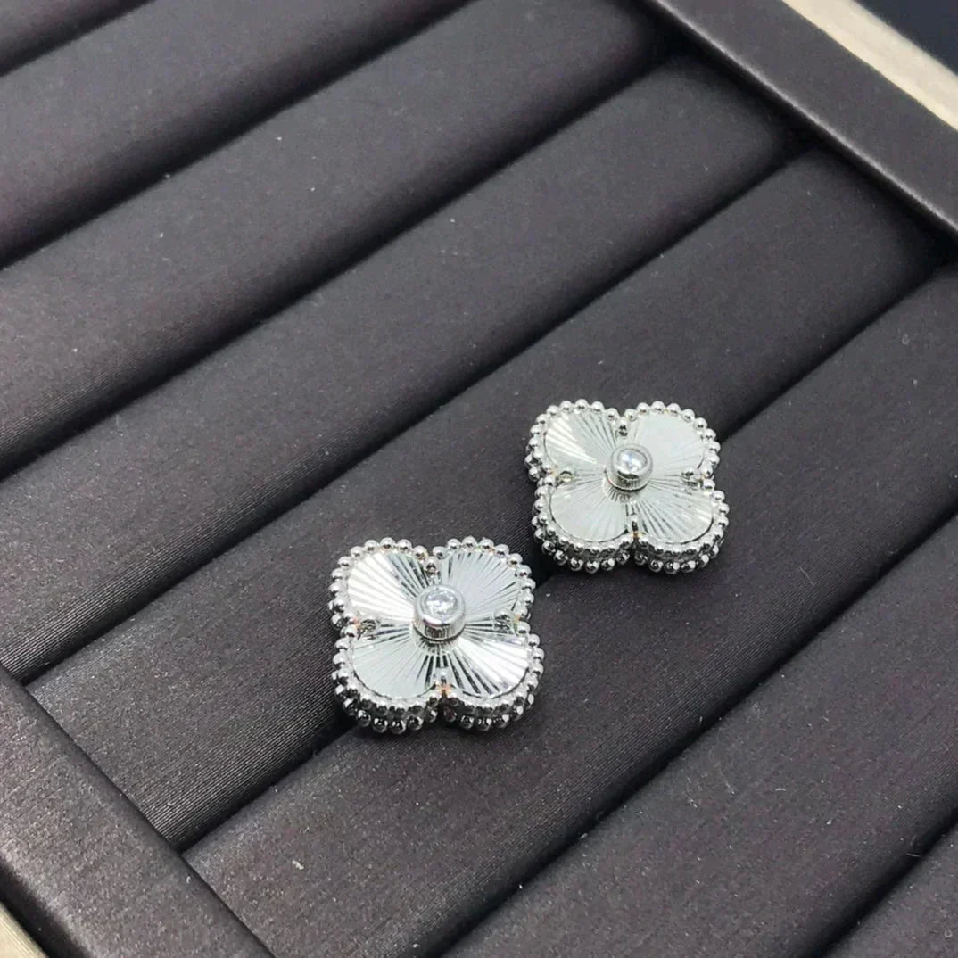 Dream CLOVER MINI 9.5MM LASER EARRINGS
