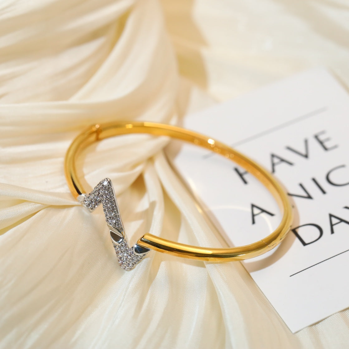 Dream VOLTE UPSITE DOWN GOLD DIAMOND BRACELET