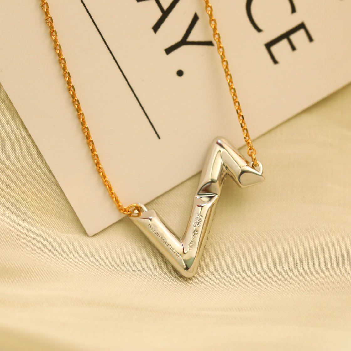 Dream VOLT SILVER DIAMOND PEDANT NECKLACE