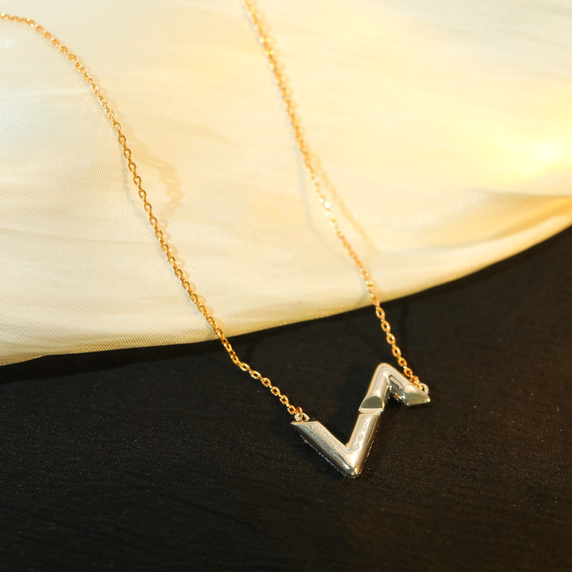Dream VOLT SILVER DIAMOND PEDANT NECKLACE