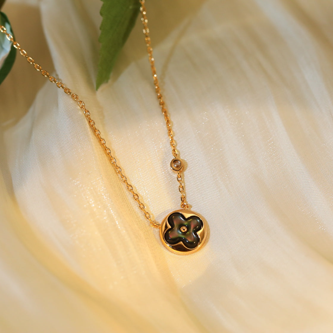 Dream SUN PEDANT PINK GOLD 1 DIAMOND NECKLACE
