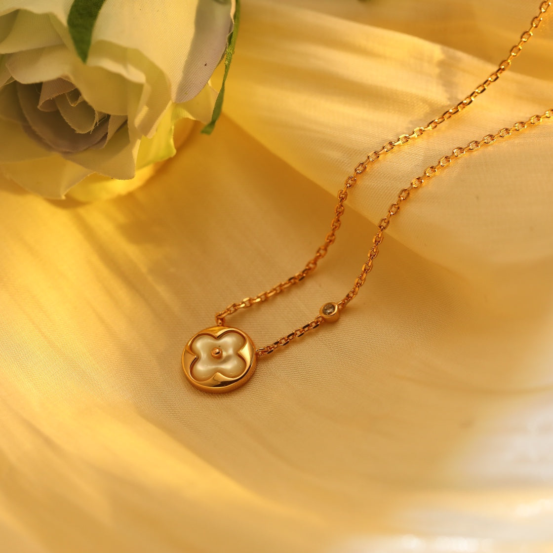 Dream SUN PEDANT PINK GOLD 1 DIAMOND NECKLACE