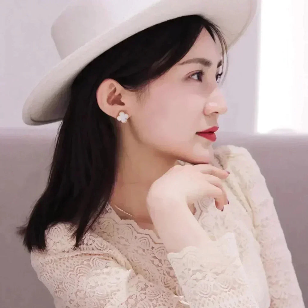 Dream CLOVER MEDIUM 1 MOTIFS  WHITE MOP STUD EARRINGS