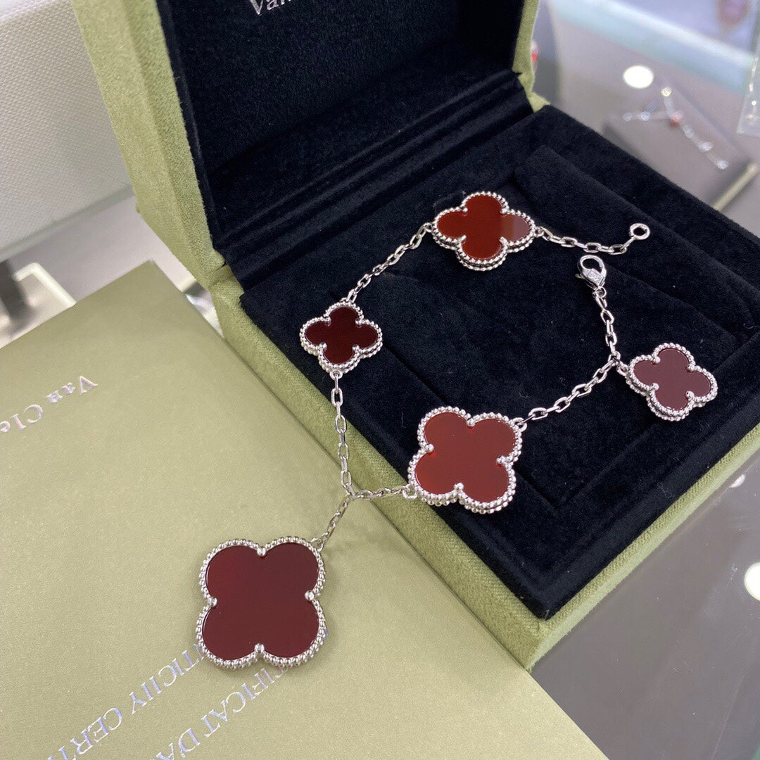 DREAM CLOVER ARMBAND MIT 5 MOTIVEN, SILBER UND KARNELIAN
