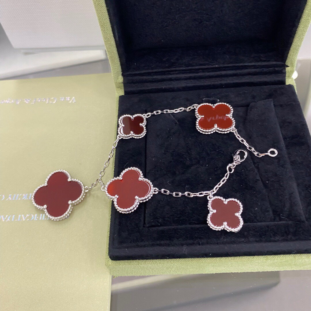 DREAM CLOVER ARMBAND MIT 5 MOTIVEN, SILBER UND KARNELIAN