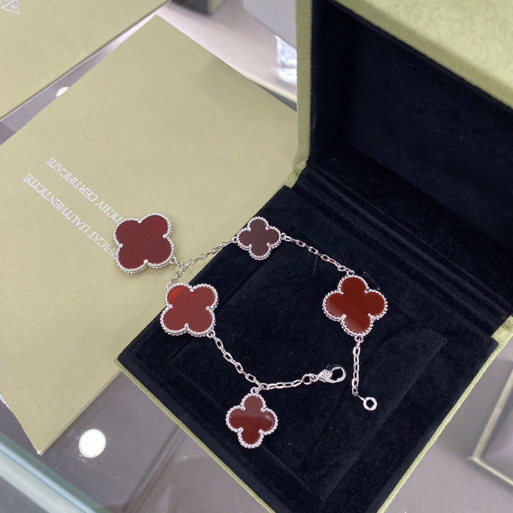 DREAM CLOVER ARMBAND MIT 5 MOTIVEN, SILBER UND KARNELIAN
