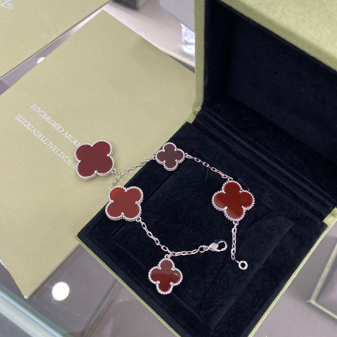 DREAM CLOVER ARMBAND MIT 5 MOTIVEN, SILBER UND KARNELIAN