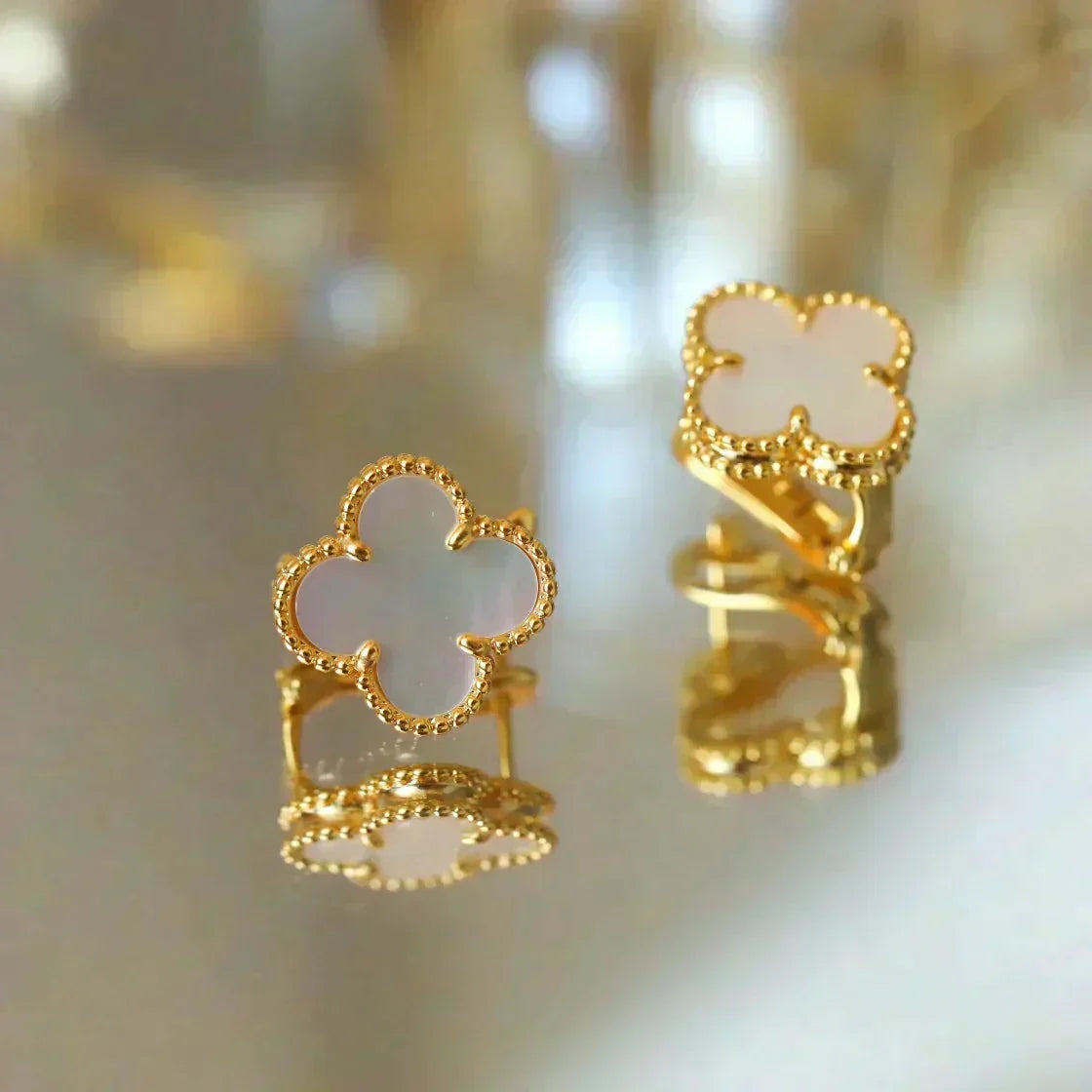 Dream CLOVER MEDIUM 1 MOTIFS  WHITE MOP STUD EARRINGS