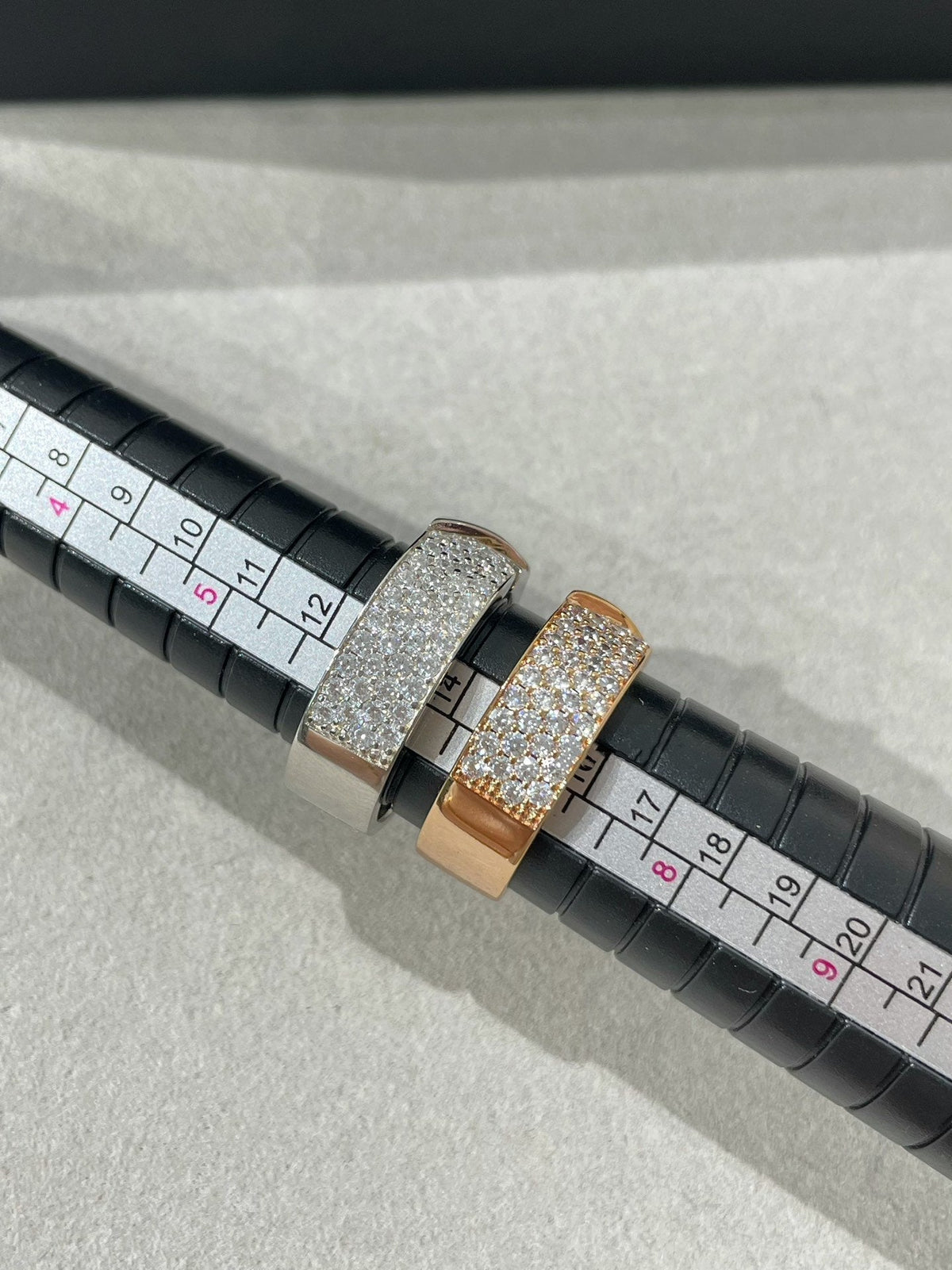 TRAUMHAFTER LIENS-RING MIT DIAMANT-PAVÉ