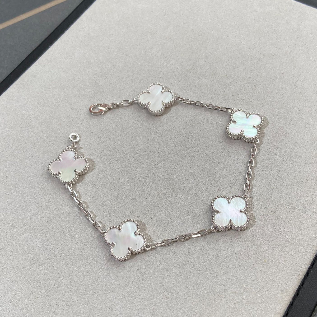 [Dream ]New CLOVER WHITE PEARL MOP 5 MOTIF BRACELET COLLECTION