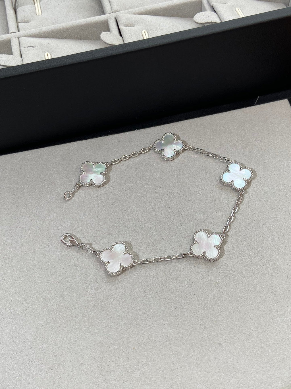 [Dream ]New CLOVER WHITE PEARL MOP 5 MOTIF BRACELET COLLECTION