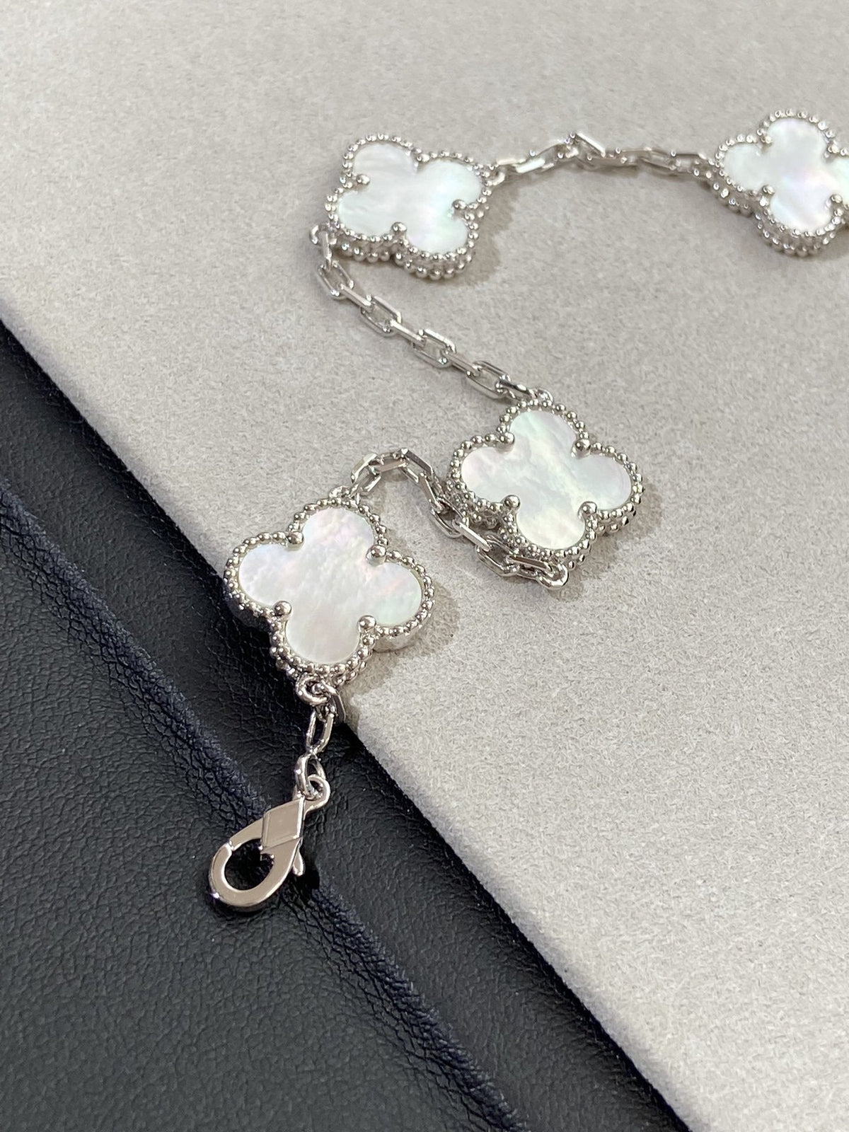 [Dream ]New CLOVER WHITE PEARL MOP 5 MOTIF BRACELET COLLECTION
