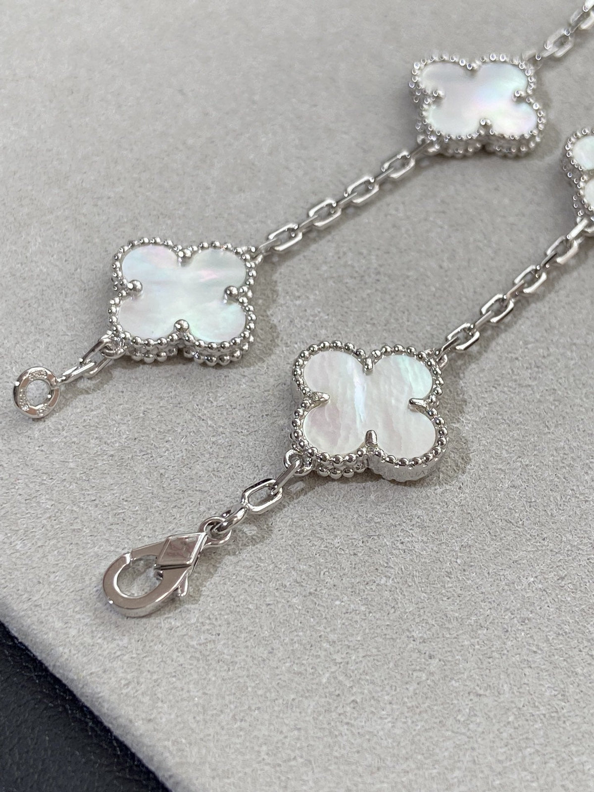 [Dream ]New CLOVER WHITE PEARL MOP 5 MOTIF BRACELET COLLECTION