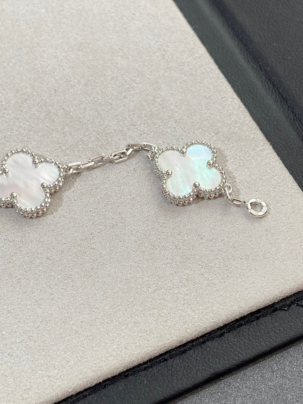 [Dream ]New CLOVER WHITE PEARL MOP 5 MOTIF BRACELET COLLECTION