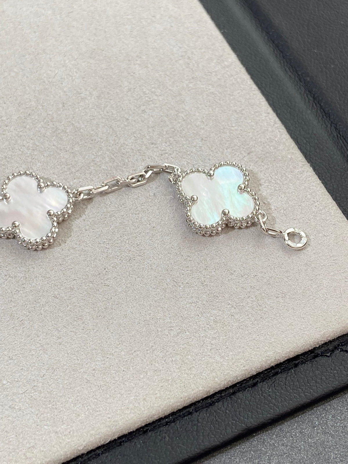 [Dream ]New CLOVER WHITE PEARL MOP 5 MOTIF BRACELET COLLECTION