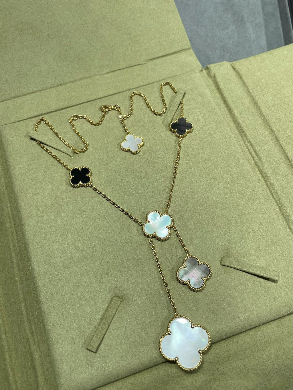 Dream CLOVER 6 MOTIF MOP ONYX GOLD NECKLACE