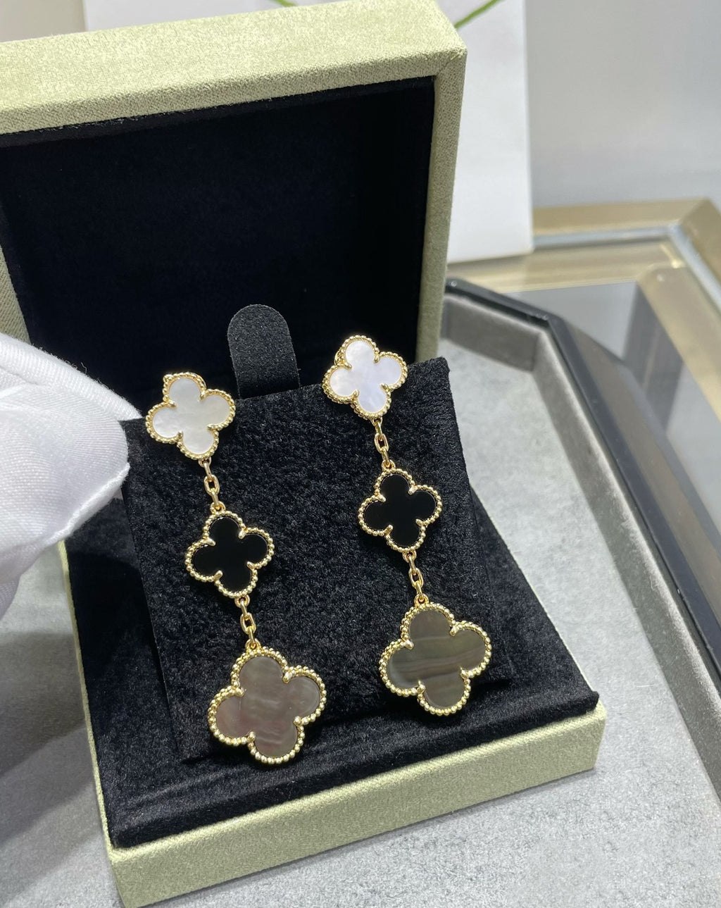 Dream CLOVER 3 MOTIF MOP ONYX DARK MOP PINK GOLD EARRINGS