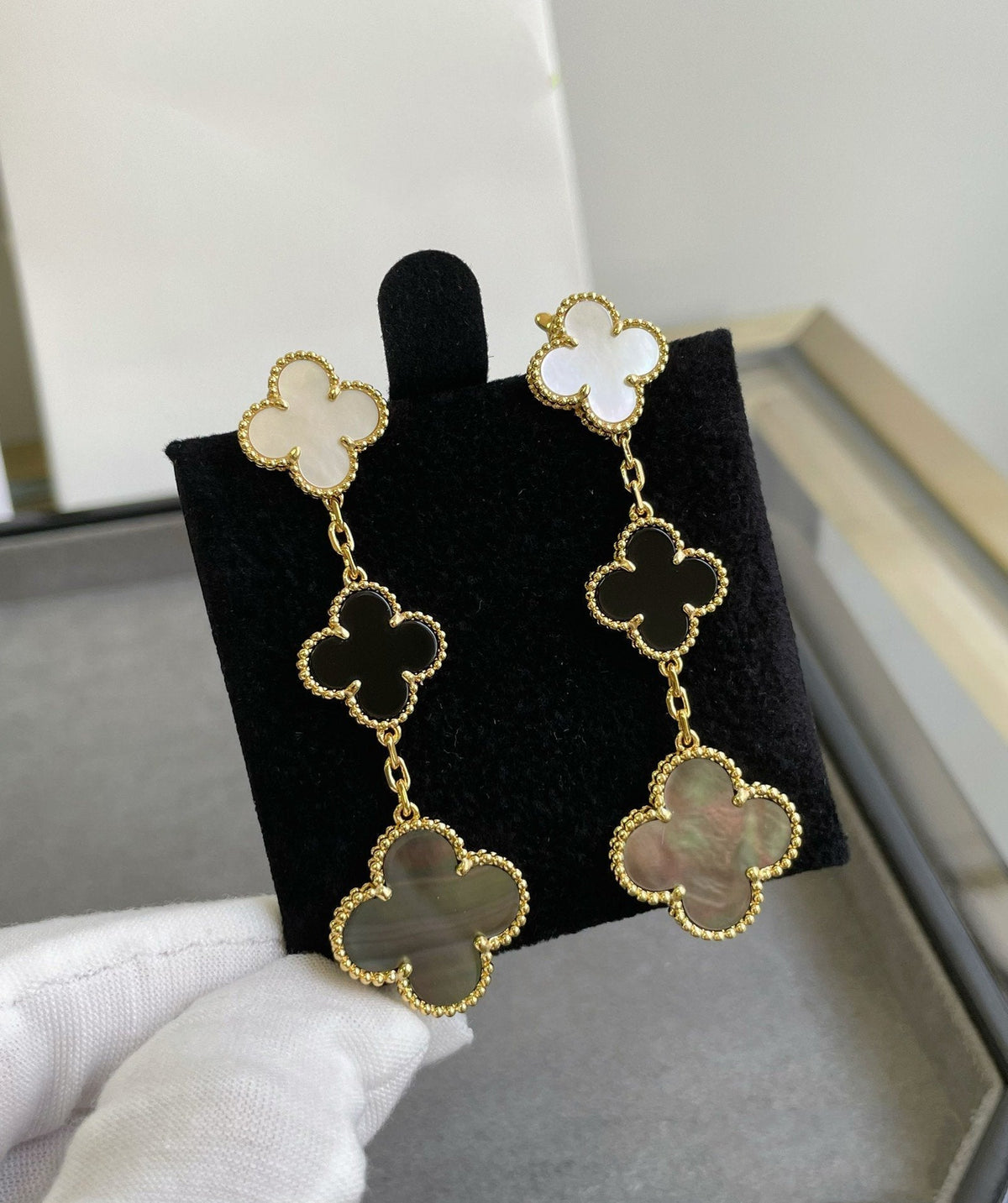 Dream CLOVER 3 MOTIF MOP ONYX DARK MOP PINK GOLD EARRINGS