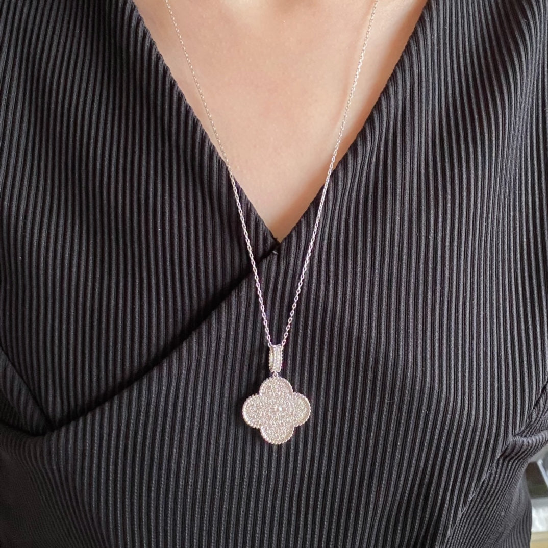 Dream CLOVER 25MM GROSSER ANHÄNGER MIT DIAMANT-PAVÉ LANGE HALSKETTE