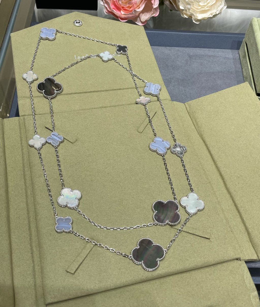 Dream CLOVER 16-Motiv Halskette aus Chalcedon, Perlmutt und Silber