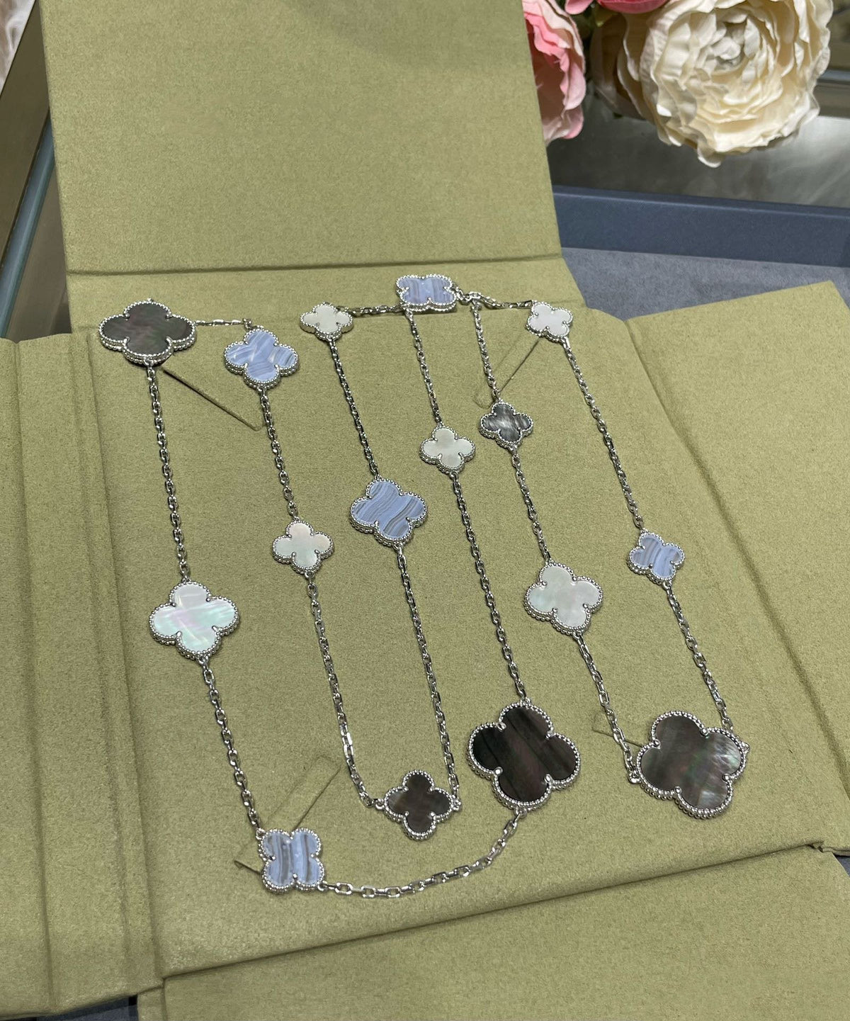 Dream CLOVER 16-Motiv Halskette aus Chalcedon, Perlmutt und Silber