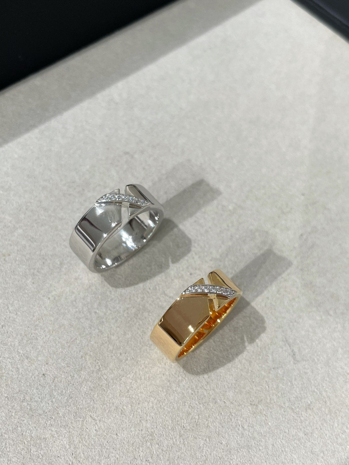 TRAUMHAFTER DIAMANTRING MIT LIENS-MOTIV