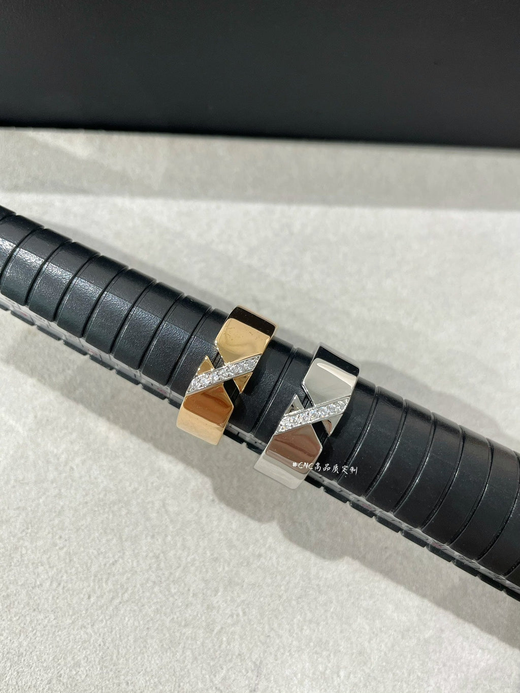 TRAUMHAFTER DIAMANTRING MIT LIENS-MOTIV