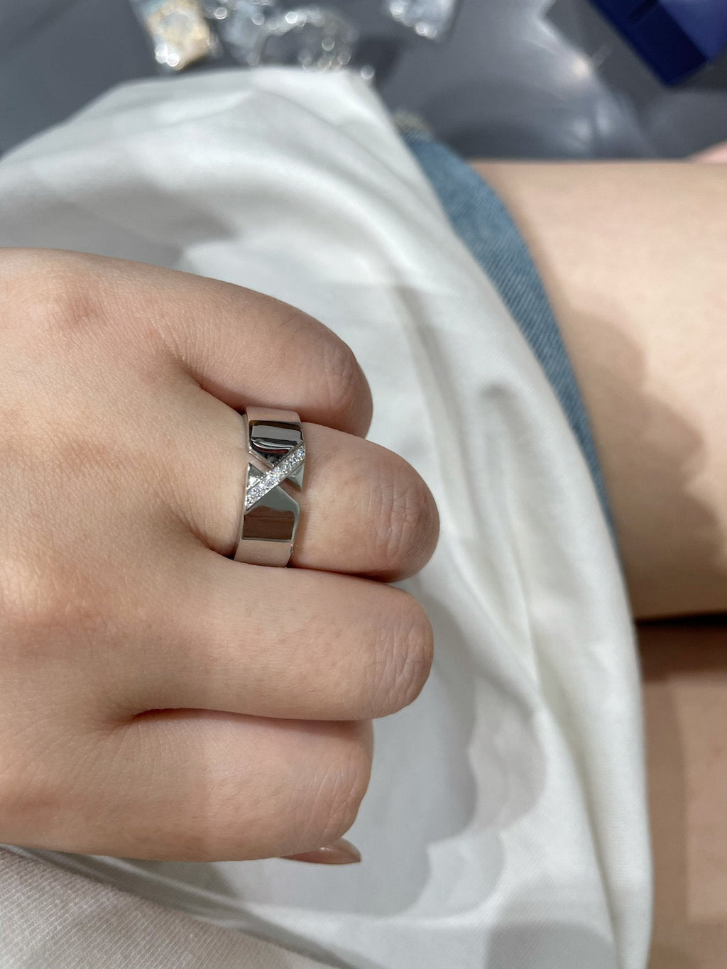 TRAUMHAFTER DIAMANTRING MIT LIENS-MOTIV