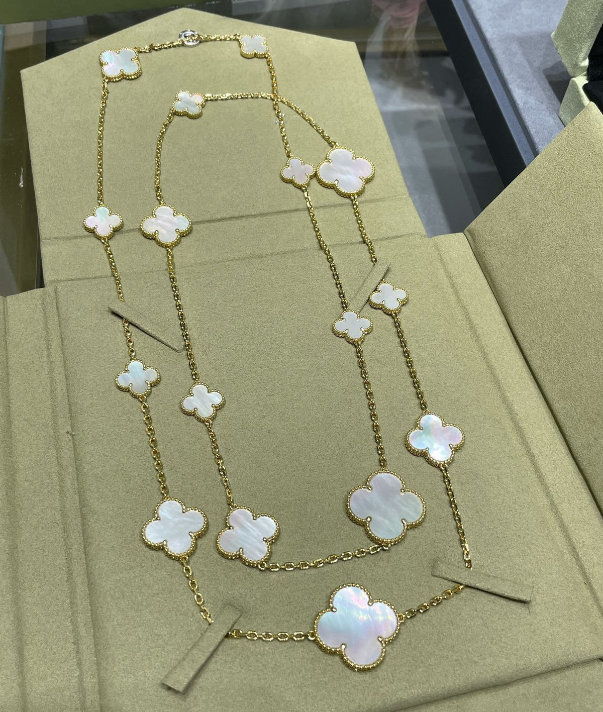 Dream CLOVER 16 MOTIF WHITE MOP GOLD NECKLACE
