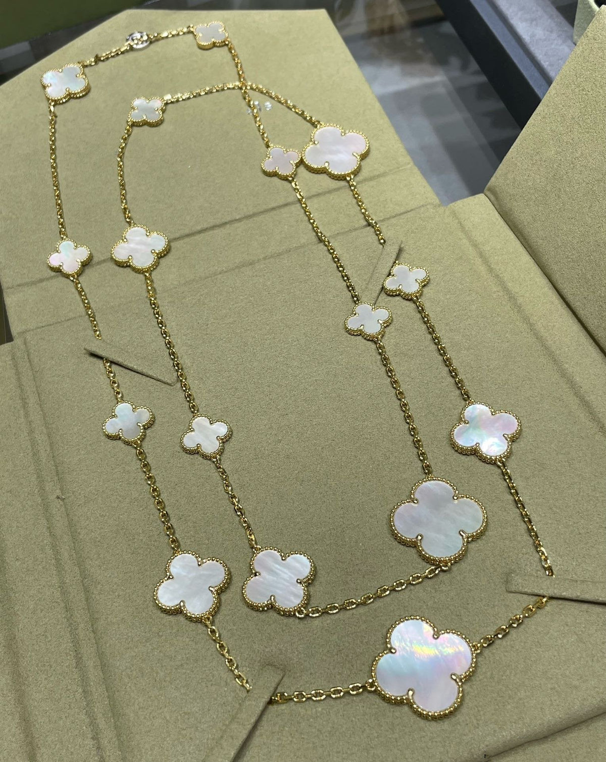 Dream CLOVER 16 MOTIF WHITE MOP GOLD NECKLACE