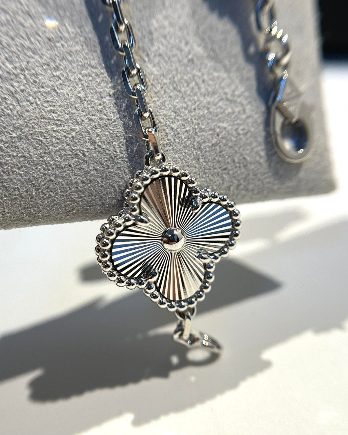 {
  "Dream ": "【夢】新着 クローバー5モチーフ レーザーブレスレットコレクション"
}