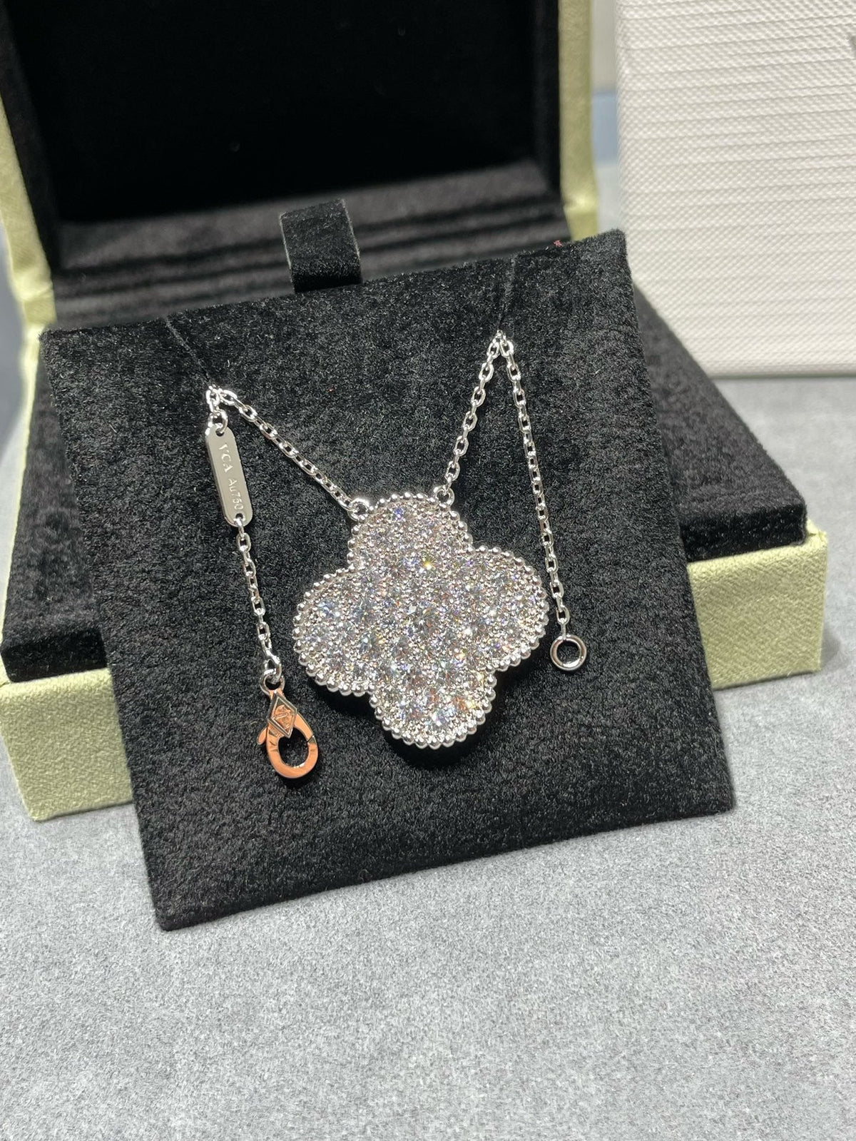 Dream CLOVER 25MM GROSSER ANHÄNGER MIT DIAMANT-PAVÉ SILBERHALSKETTE