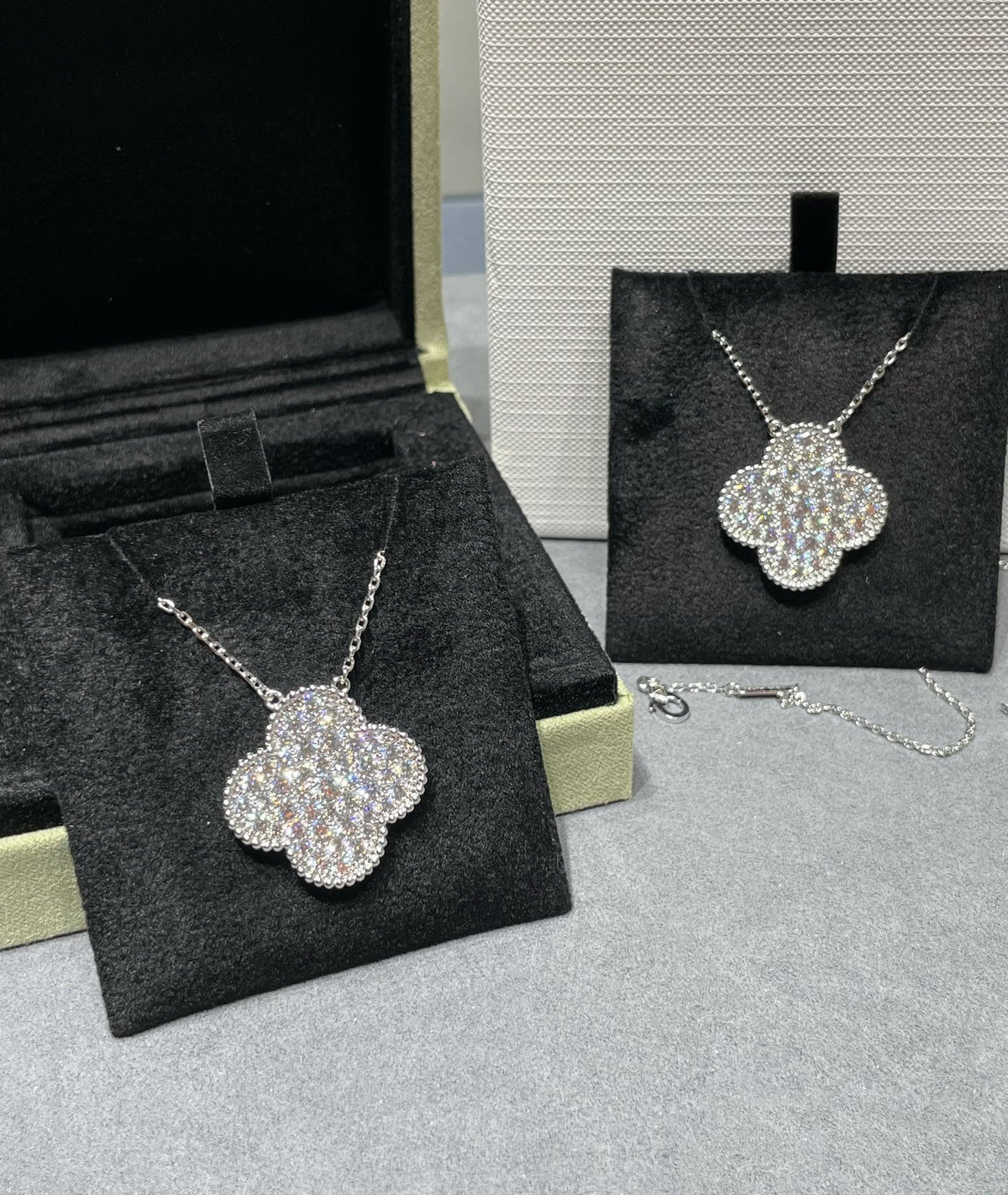 Dream CLOVER 25MM GROSSER ANHÄNGER MIT DIAMANT-PAVÉ SILBERHALSKETTE