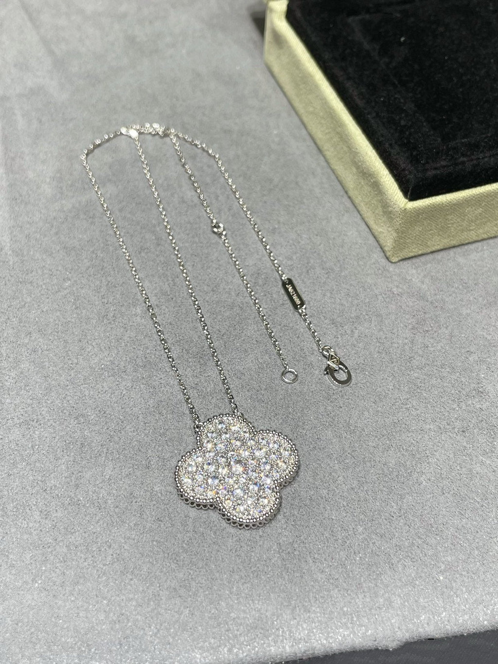 ドリーム クローバー 25MM ラージ ペンダント ダイヤモンド パヴェ シルバー ネックレス