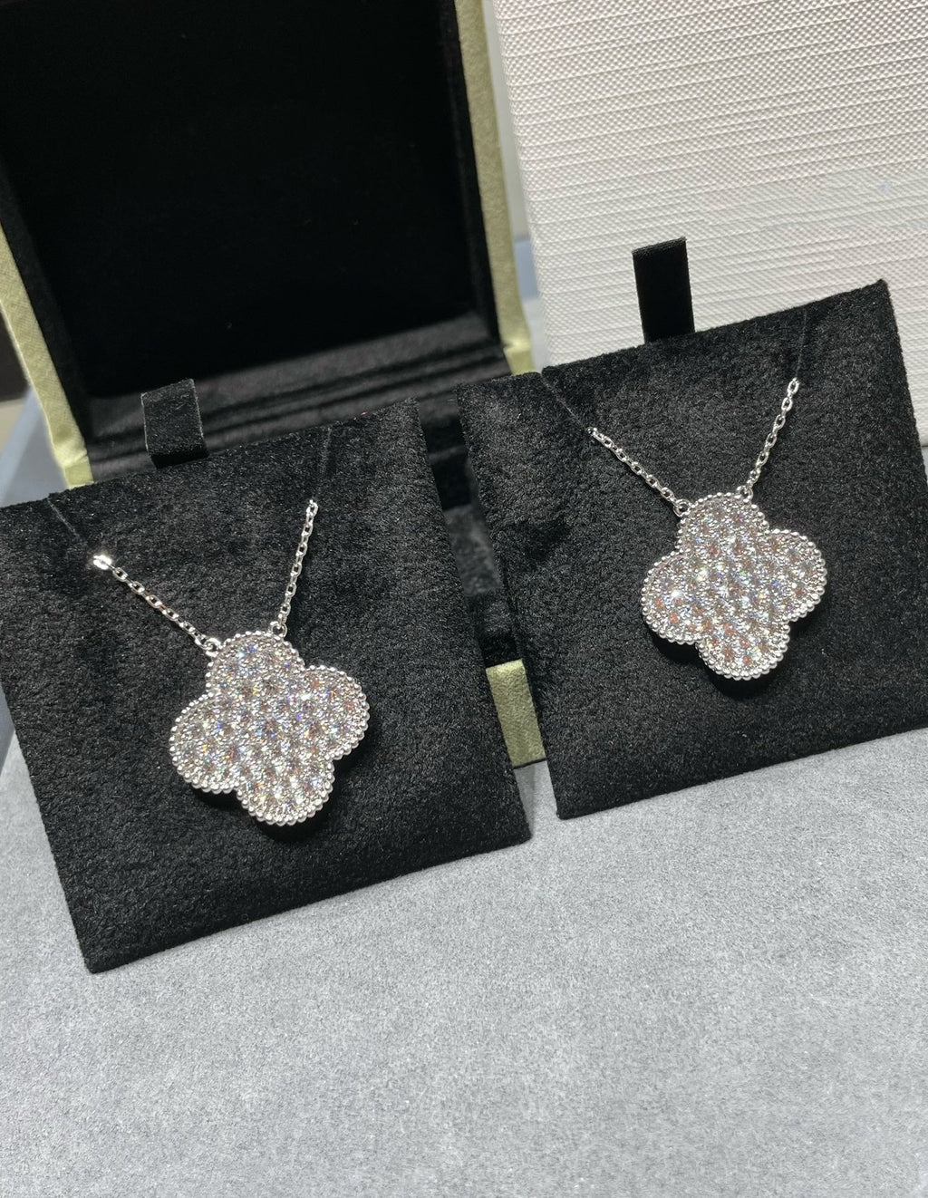 ドリーム クローバー 25MM ラージ ペンダント ダイヤモンド パヴェ シルバー ネックレス