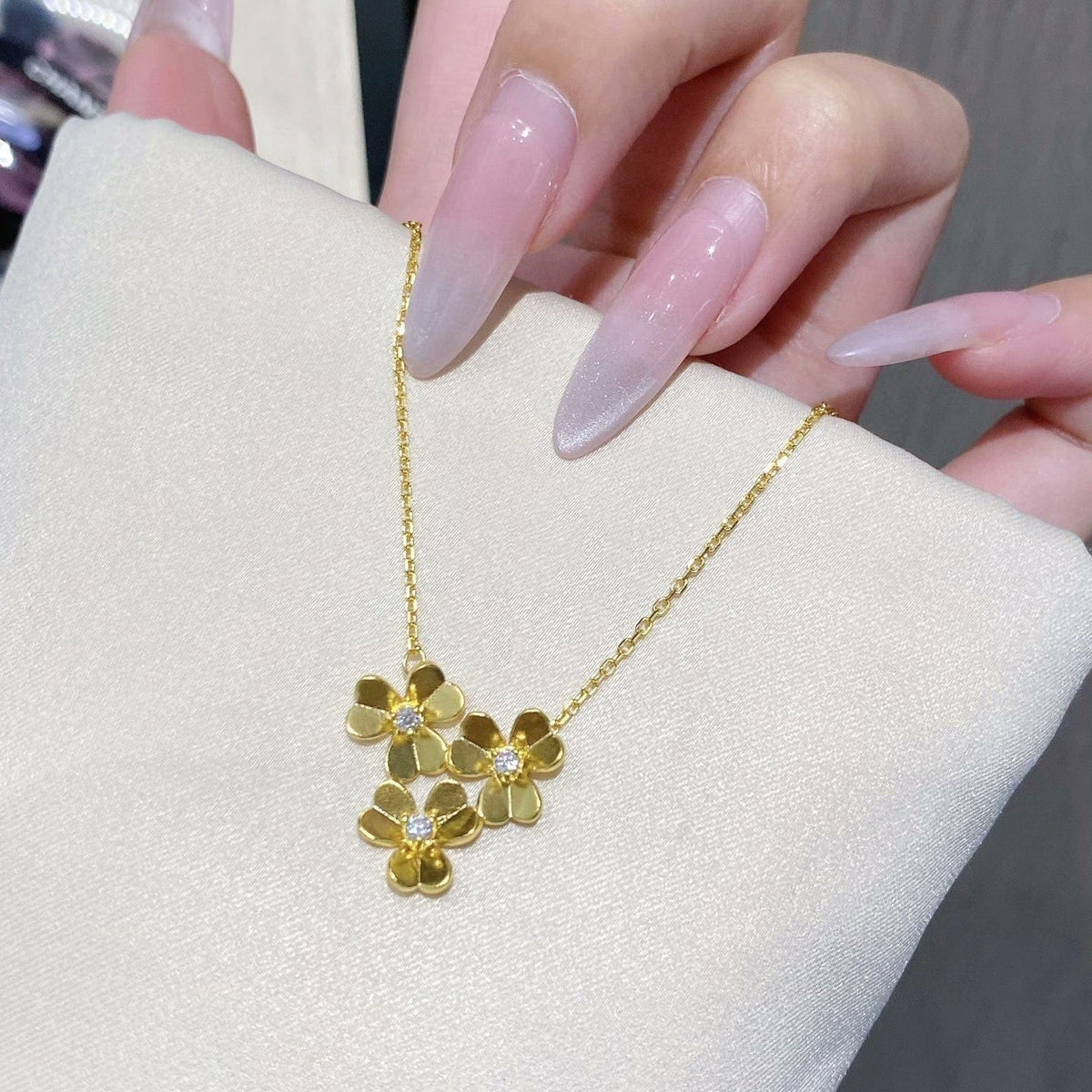 Dream FRIVOLE ROSE GOLD FLOWER DIAMOND NECKLACE