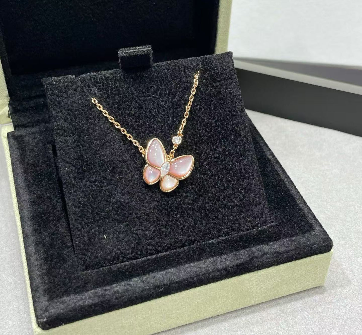 [Dream ] BUTTERFLY PINK MOTHER-OF-PEARL DIAMOND NECKLACE