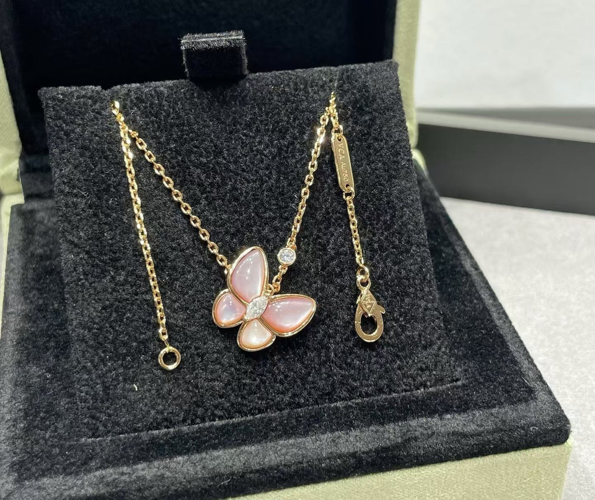 [Dream ] BUTTERFLY PINK MOTHER-OF-PEARL DIAMOND NECKLACE