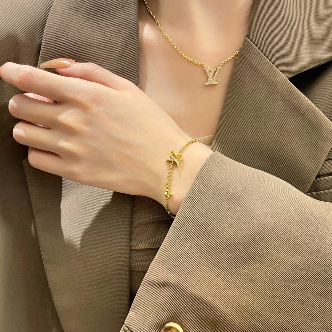 Dream LOGO STAR MOTIF GOLD BRACELET