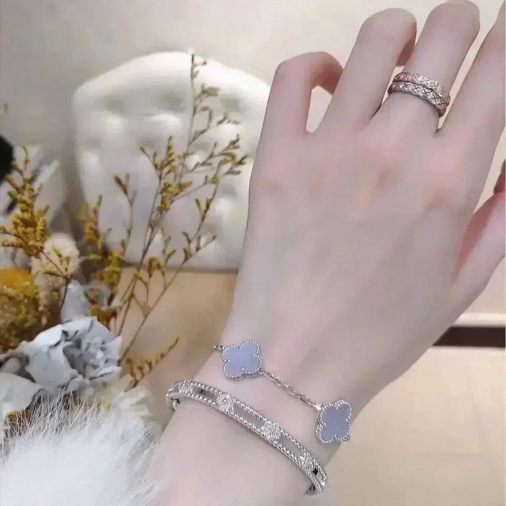 {
  "Dream ": "NEUE CLOVER 5-MOTIV ARMBAND-KOLLEKTION AUS LILA CHALCEDON"
}