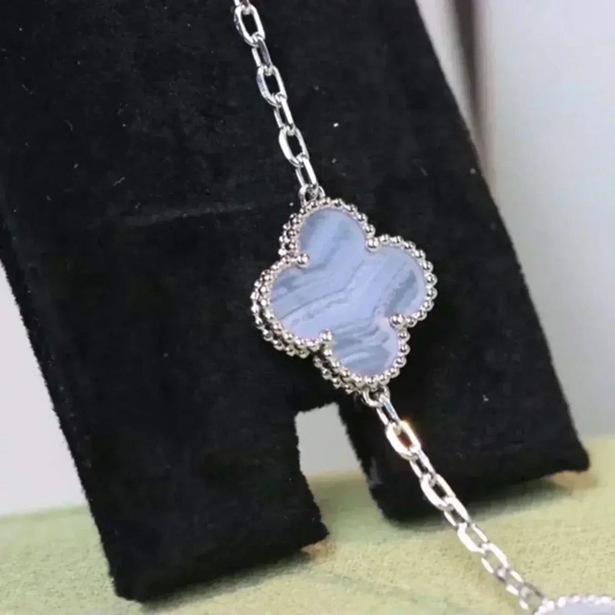 {
  "Dream ": "NEUE CLOVER 5-MOTIV ARMBAND-KOLLEKTION AUS LILA CHALCEDON"
}