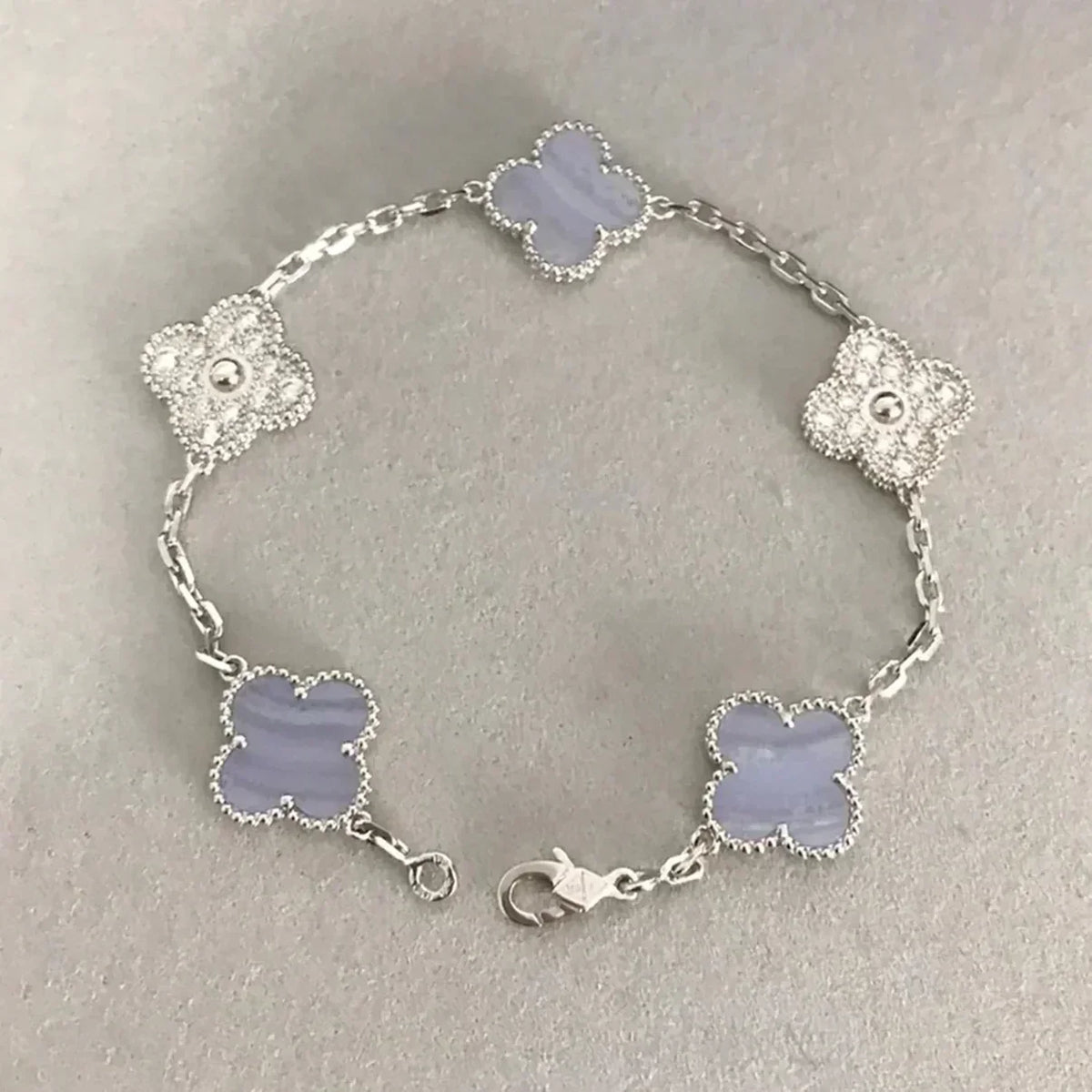 {
  "Dream ": "NEUE CLOVER 5-MOTIV ARMBAND-KOLLEKTION AUS LILA CHALCEDON"
}