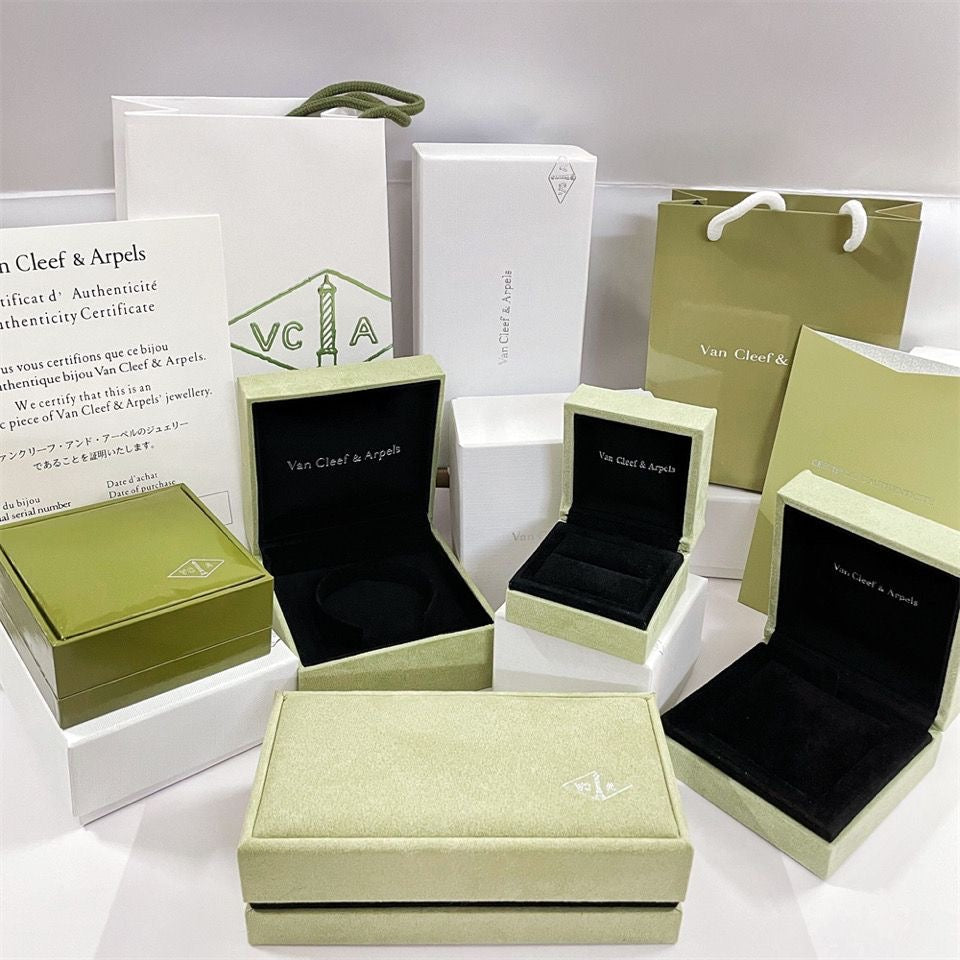 Dream VA CLOVER BRACELET NECKLACE RING BOX GIFT BAG