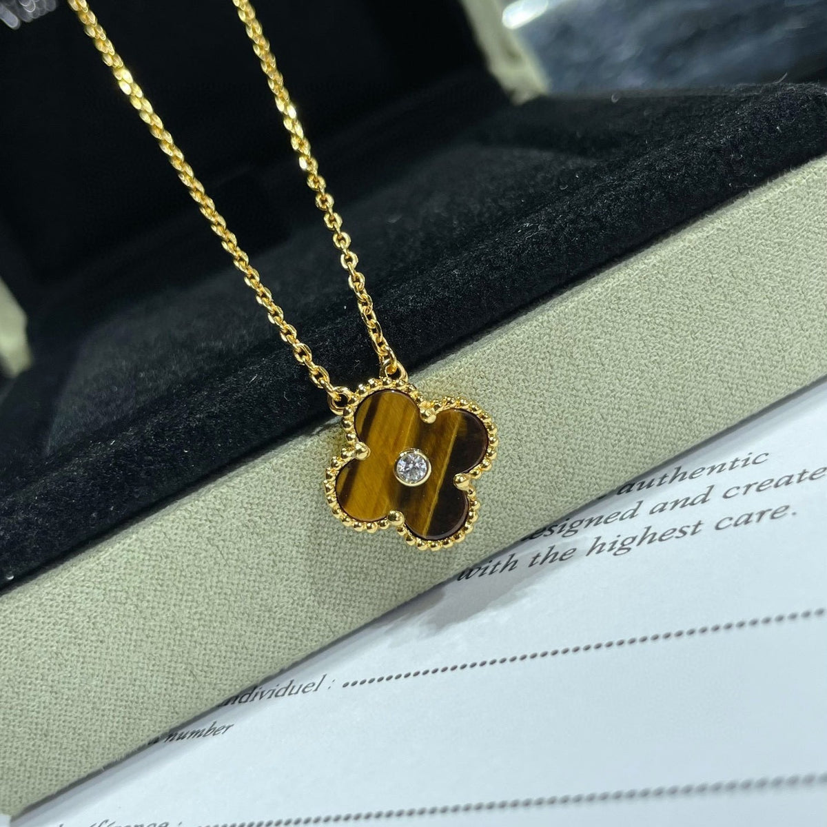 Dream CLOVER Halskette mit 15-mm-Diamant und gelbem Tigerauge-Achat