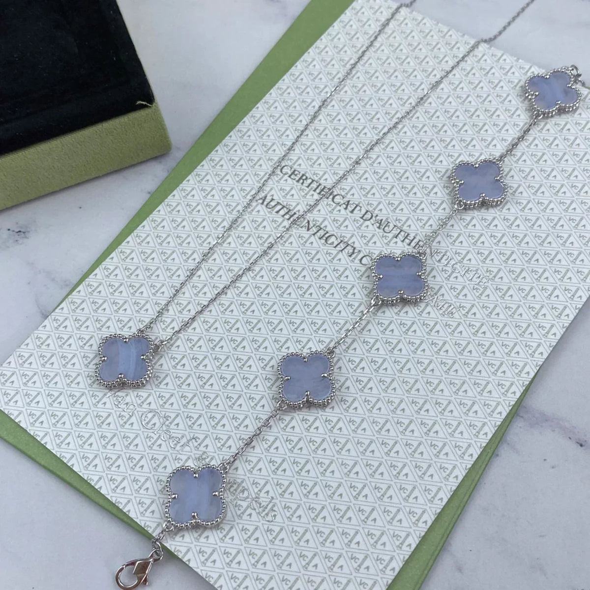 {
  "Dream ": "NEUE CLOVER 5-MOTIV ARMBAND-KOLLEKTION AUS LILA CHALCEDON"
}