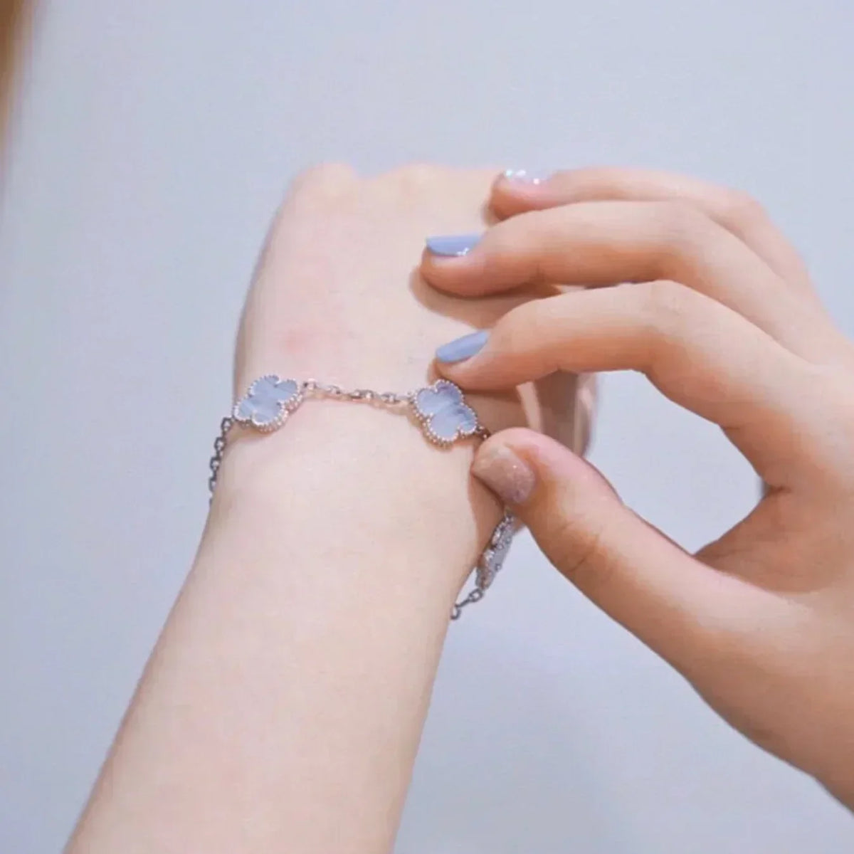 {
  "Dream ": "NEUE CLOVER 5-MOTIV ARMBAND-KOLLEKTION AUS LILA CHALCEDON"
}