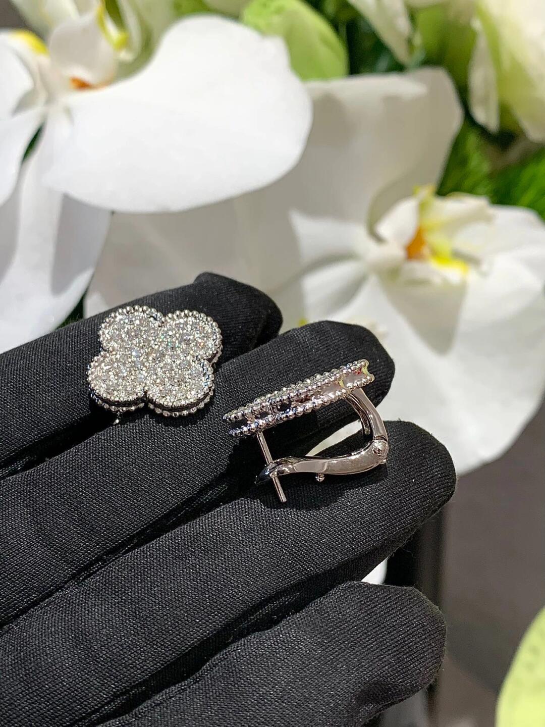 [Dream ] CLOVER 20MM MOTIFS DIAMOND STUD EARRINGS SILVER